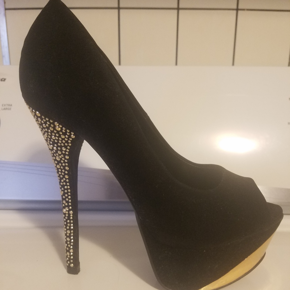 Peeptoe Pump